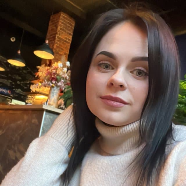 Aleksandra — викладачка курсів манікюру